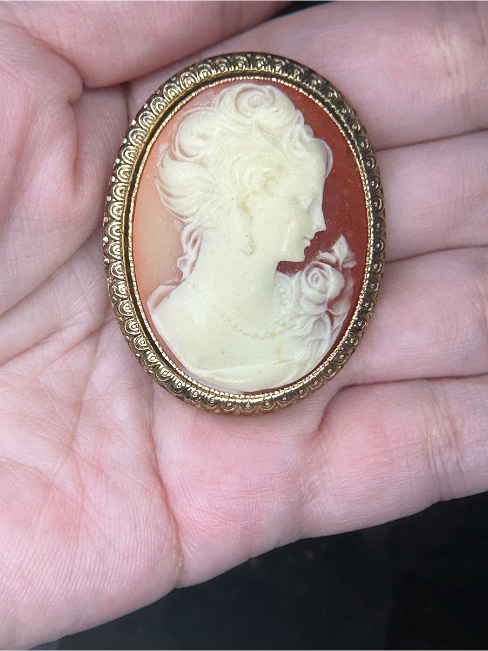 Japan Stamped 1940s Vintage-inspired Oval Cameo Brooch in Cream and Brown
